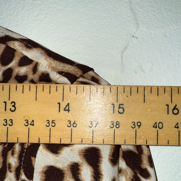 BANANA REPUBLIC WOMENS BUTTON DOWN LIGHTWEIGHT BLOUSE ANIMAL PRINT SZ XS - Picture 9 of 10